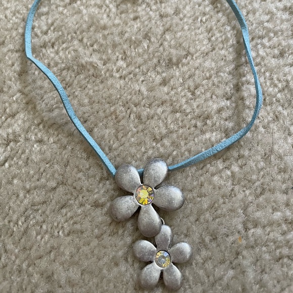 Lia Sophia Flower necklace - Picture 4 of 5